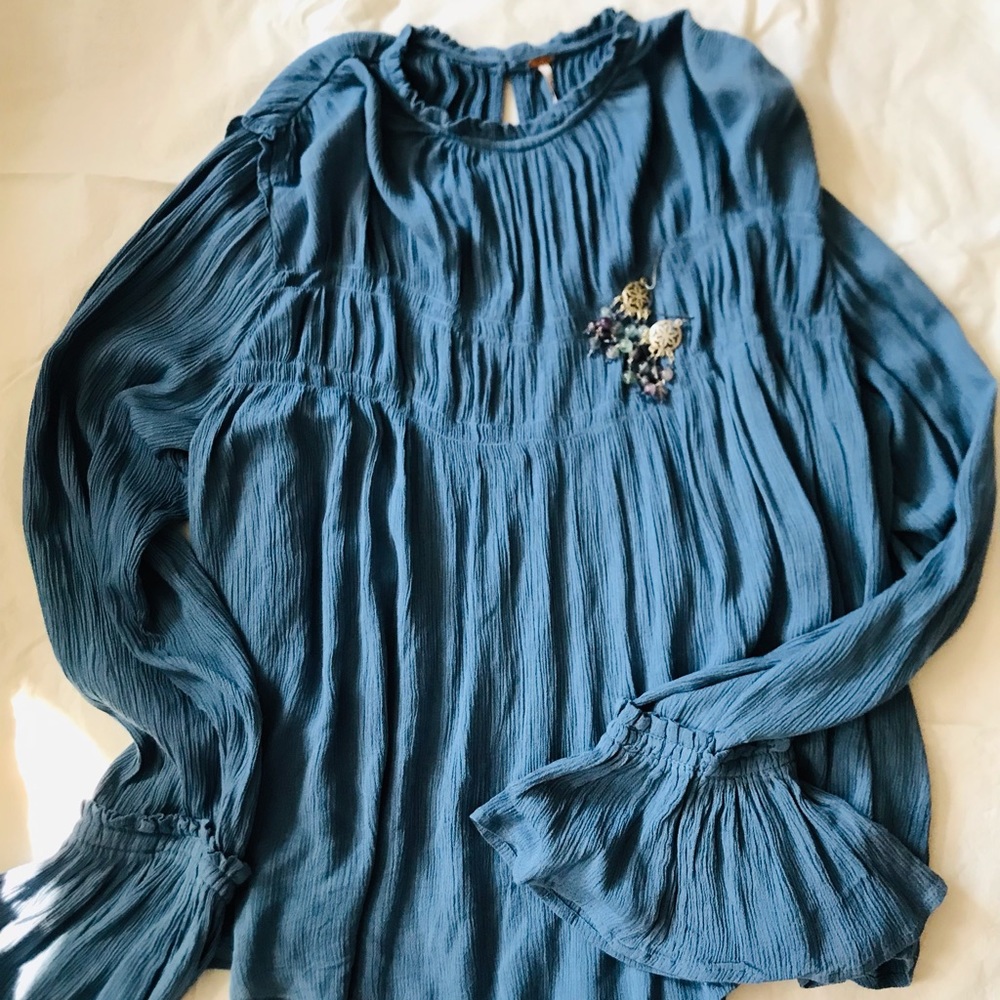 🛑Free People peasant blouse size S blue FREE earrings